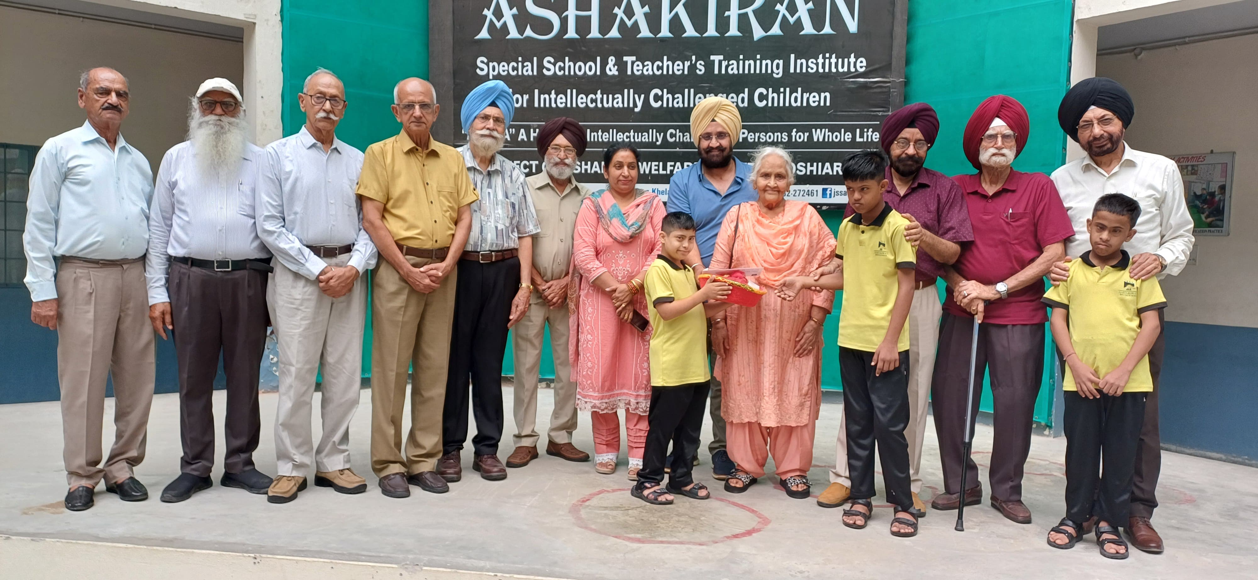 Mastan Grewal handed over a cheque of Rs 51,000 to Asha Kiran School.